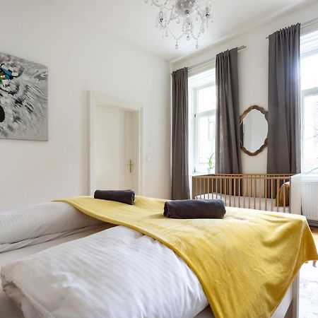 Central Apartment In Viennese Old Building Bagian luar foto