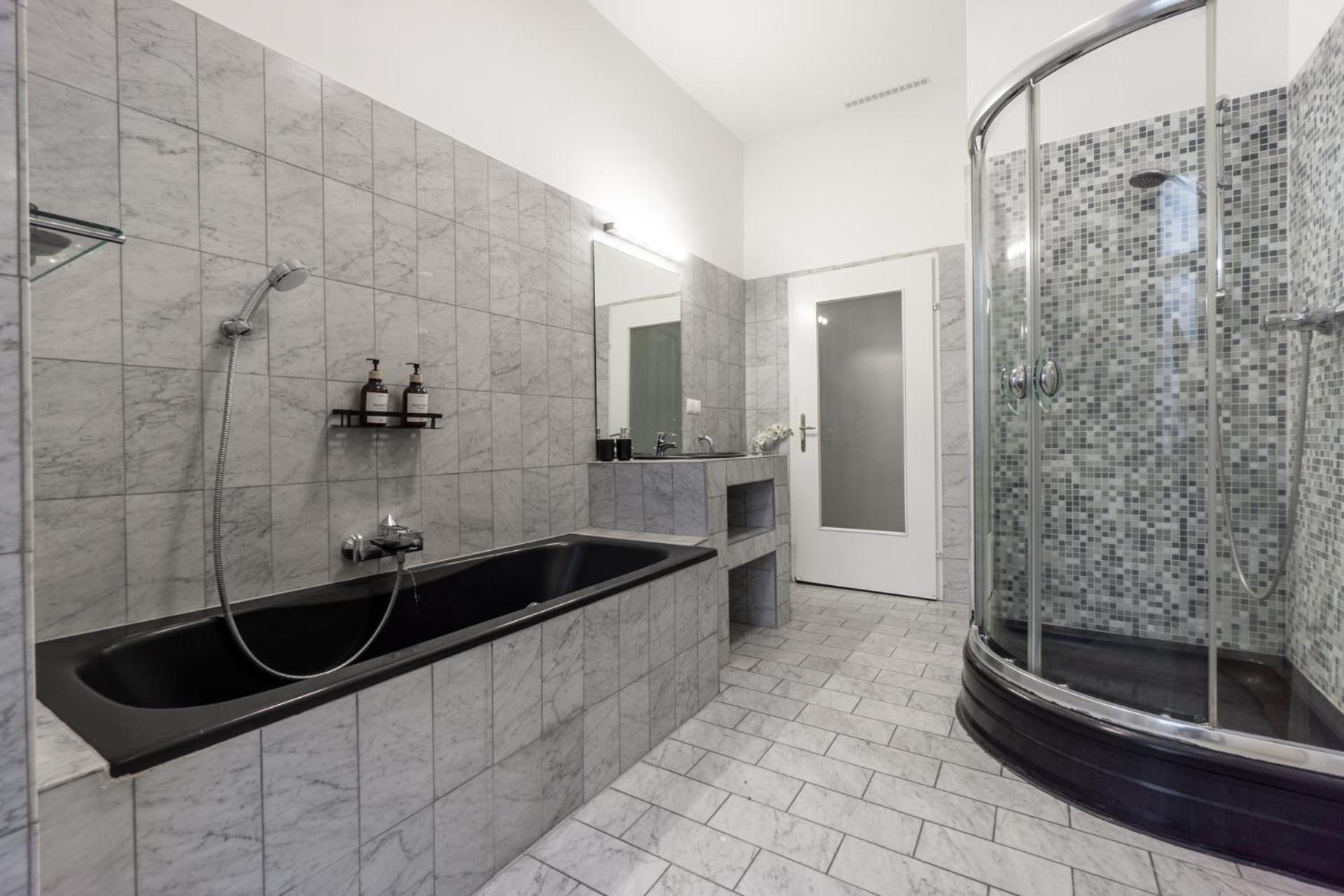 Central Apartment In Viennese Old Building Bagian luar foto